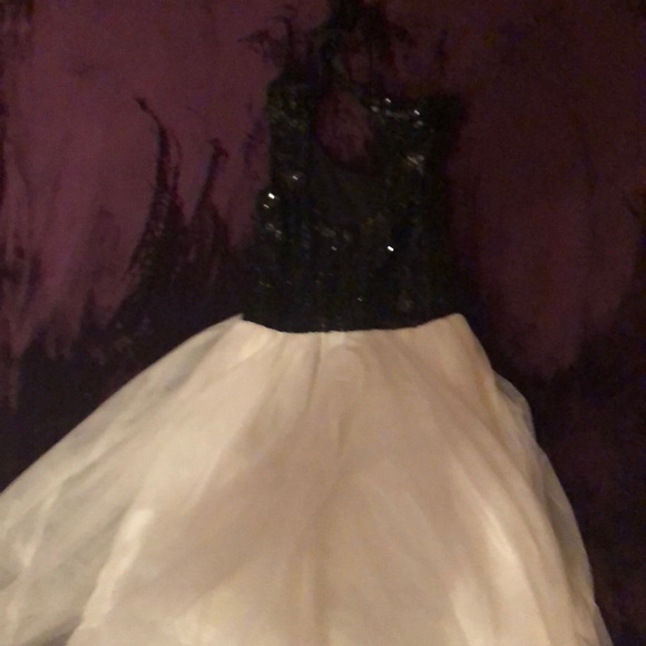 Dress worn once still in great condition - Picture 2 of 3